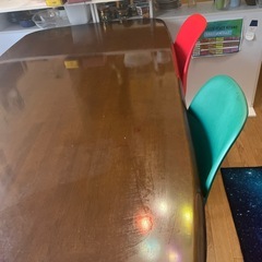 テーブルと椅子四脚の画像