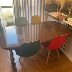 テーブルと椅子四脚の画像