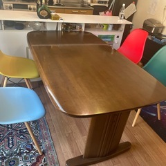 テーブルと椅子四脚の画像