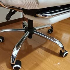 ホワイトデスクチェアの画像