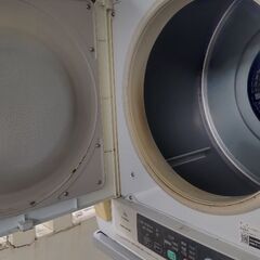 無料　衣類乾燥機 2020年製 台付き の画像