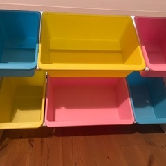 本棚付きおもちゃ箱の画像