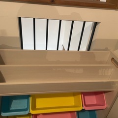 本棚付きおもちゃ箱の画像