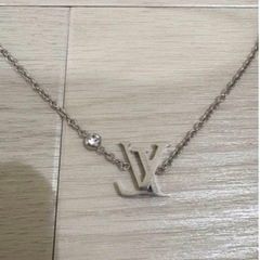 Louis Vuitton シルバー ロゴネックレスの画像