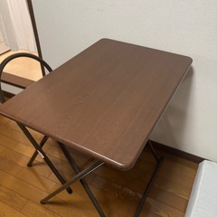 机と椅子のセットの画像