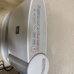 ご覧いただきありがとうございます。  SHARP製 加湿セラミックファンヒーターです。 現在 正常に動作せず、修理が必要な状態 のため、無料でお譲りいたします。  【商品の状態】  ・故障しており、そのままでは使用できません ・修理や部品取りができる方、またはご自身で直せる方向けです ・内部のフィルターは 新品に交換済み です ・外観は大きな破損はなく、通常使用による使用感があります ・通電確認のみ／動作保証はできません  【型番・仕様】  ・メーカー：SHARP ・加湿セラミックファンヒーター の画像