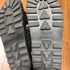 CHARLES & KEITH Romilly ロミリ パッフィーサンダルの画像