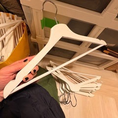 白い木製ハンガー33本の画像