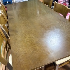 6人がけテーブルと椅子のセットの画像