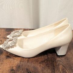 【一度使用】ビジューモチーフパンプス 23.5cmの画像
