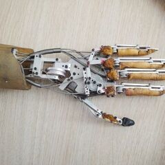 映画で使用した人間の手のロボットメカニズムですの画像
