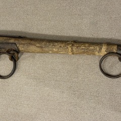 吊り下げ古木とアイアンの洋服ラックの画像