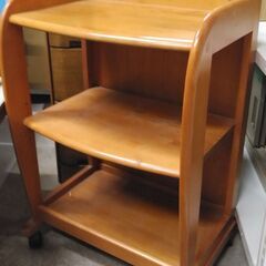 隅置きタイプの三段ワゴンの画像