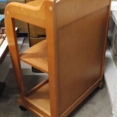 隅置きタイプの三段ワゴンの画像