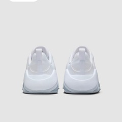 【新品未使用品】23cm ホワイト 白 ナイキ ベラ 7 ウィメンズ ワークアウトシューズ スニーカーの画像