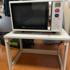 電子レンジ（オーブン機能付き）SHARP RE-S5A-W と台座の画像