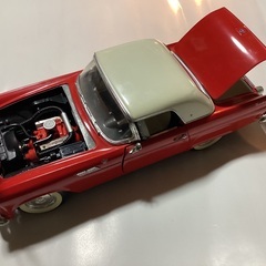 RoadTough フォード 赤色　Thunderbird 1/18の画像