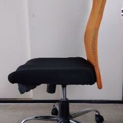 メッシュバック65cmでかなり高めのチェア　①座面サイズは画像３、４枚目参照(50cm✕45cmでかなり大きめ）　②座面裏にやや解れ有　③座高は勿論変更可能（画像３、４枚目参照)　④背面の傾きは変更不可　　軽自動車でも後部座席に上下逆にすれば収まりますの画像