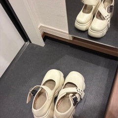 白 ヒール パンプス サイズ23センチの画像