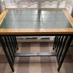 天面タイルのカウンターテーブルとカウンターチェアの画像