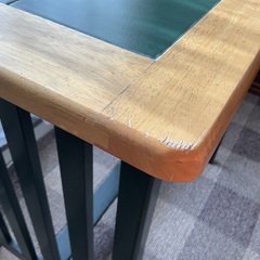 天面タイルのカウンターテーブルとカウンターチェアの画像