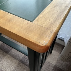 天面タイルのカウンターテーブルとカウンターチェアの画像