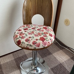 天面タイルのカウンターテーブルとカウンターチェアの画像