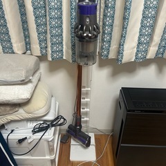 ソファ、タンス、ダイソンの画像