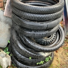 カブのタイヤとバッテリー沢山の画像