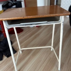 学校の机と椅子の画像