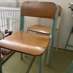 学校の机と椅子の画像