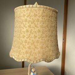 【中古】陶器人形付きテーブルランプ【現状引き渡し】の画像