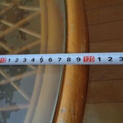 大きい古びたラタンテーブル　ガラステーブル　の画像