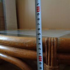 大きい古びたラタンテーブル　ガラステーブル　の画像