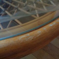 大きい古びたラタンテーブル　ガラステーブル　の画像