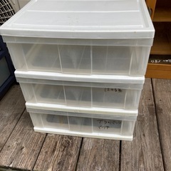 プラケースと戸棚1つありますの画像