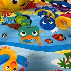 ベビー服とベビーメリーの画像