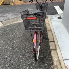 【引き取り限定】26インチ ママチャリ（赤紫）ライト・カゴ前後・鍵つき・変則なしの画像