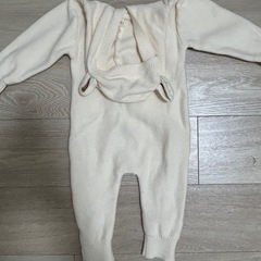 80cm  くまロンパースの画像