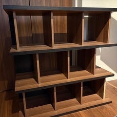 ディスプレイもできる木製本棚の画像