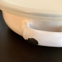 ホーロー容器と丸型容器3個の画像