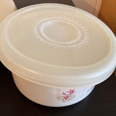 ホーロー容器と丸型容器3個の画像