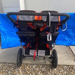 双子ベビーカーの画像