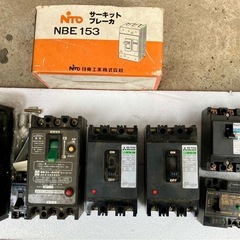 写真1(配線器具類),写真2.(ブレーカ類),写真3.(パトライト材料類)まとめて。の画像