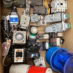 写真1(配線器具類),写真2.(ブレーカ類),写真3.(パトライト材料類)まとめて。の画像