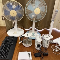 Fan, Electric kettle, hair dryer, face  steamer, kitchen weighing machine, table lamp, stiching machine の画像