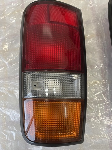ランドクルーザー80 後期純正テールランプ