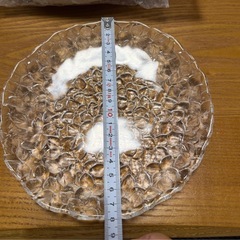 花柄のようなガラス皿5枚　18センチの画像