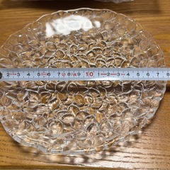 花柄のようなガラス皿5枚　18センチの画像