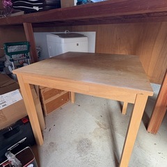 テーブル椅子の画像